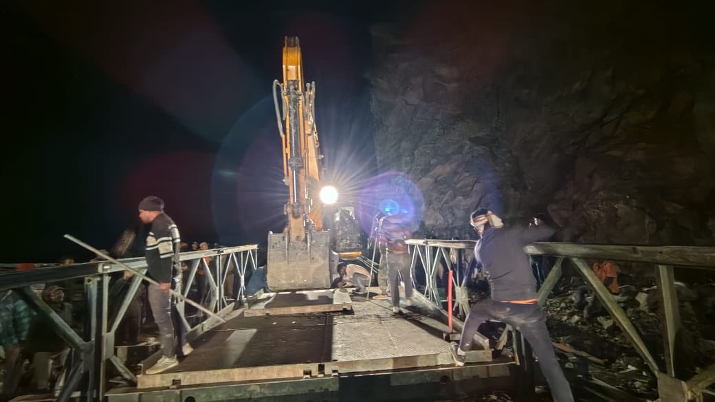 prodefencejammu's tweet image. Flash floods triggered landslides in Kilima–Chilling sector on Nimu–Padum–Darcha road in the Ladakh Union Territory, snapping connectivity.
In a swift overnight operation on 20 Jul, 2025 Project Yojak @BROindia launched a 50 ft Bailey Bridge at KM 92.40.
The road link was…