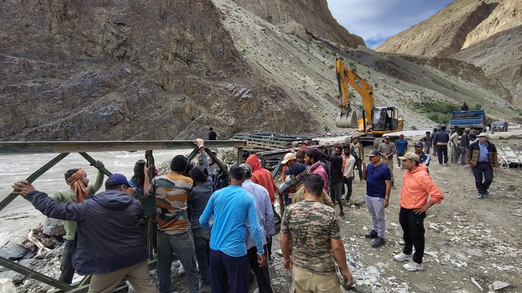prodefencejammu's tweet image. Flash floods triggered landslides in Kilima–Chilling sector on Nimu–Padum–Darcha road in the Ladakh Union Territory, snapping connectivity.
In a swift overnight operation on 20 Jul, 2025 Project Yojak @BROindia launched a 50 ft Bailey Bridge at KM 92.40.
The road link was…