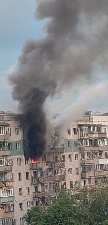 MaximTruexa's tweet image. A 10-year-old boy was killed and five people were wounded after a Russian bomb hit an apartment building in Kramatorsk.
#warcrimes