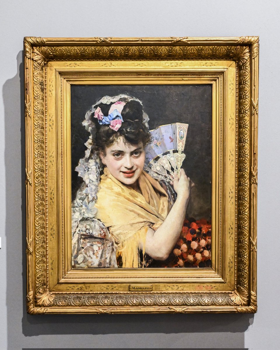 En “Mujer con abanico”, Manuel Ocaña retrata a Aline Masson, modelo francesa del XIX, con un abanico español, símbolo de identidad, elegancia y tradición. La obra mezcla exotismo, feminidad y cultura.