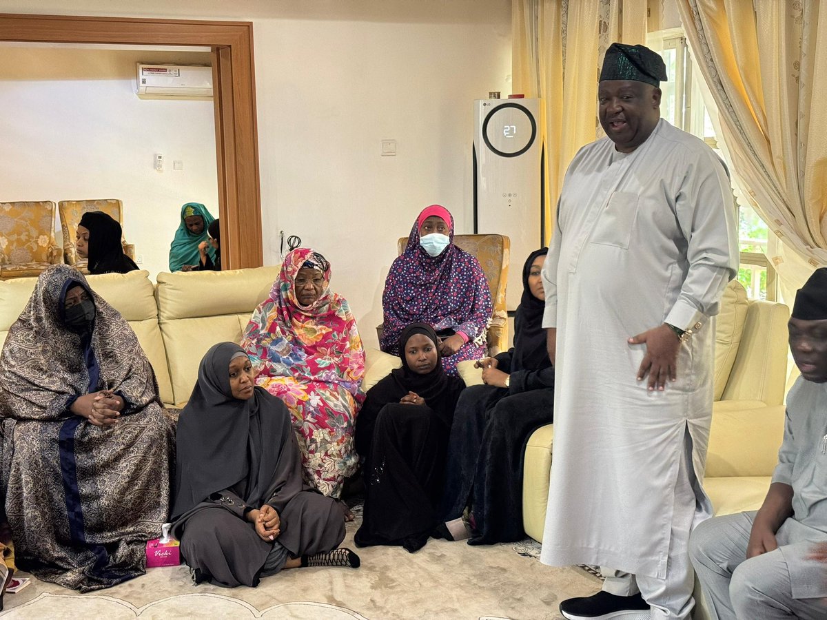 CalebMutfwang's tweet image. Yesterday, alongside my Taraba State counterpart and other distinguished leaders of thought, I visited the Daura residence of the late former President of the Federal Republic of Nigeria, Muhammadu Buhari, to condole with his family over his passing.
His demise at this critical…