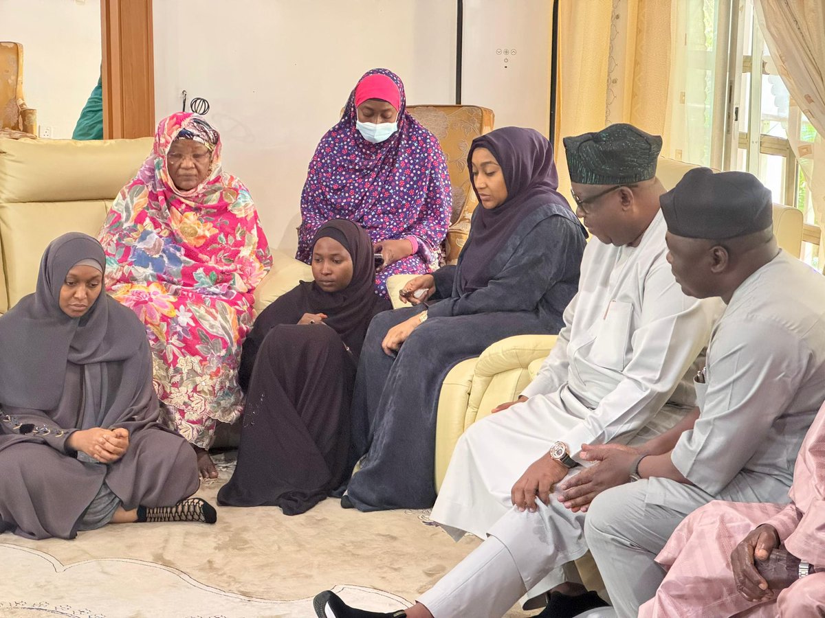 CalebMutfwang's tweet image. Yesterday, alongside my Taraba State counterpart and other distinguished leaders of thought, I visited the Daura residence of the late former President of the Federal Republic of Nigeria, Muhammadu Buhari, to condole with his family over his passing.
His demise at this critical…