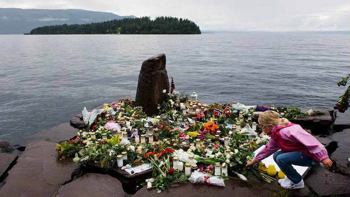 RobertBiedron's tweet image. Norwegia zawsze wydawała się bezpiecznym krajem.
14 lat temu prawicowy ekstremista Anders Breivik zamordował tam 69 niewinnych dzieci.
Jeżeli coś takiego zdarzyło się pod Oslo, mogłoby się zdarzyć w Warszawie. Dlatego nie wolno nam lekceważyć fiksacji Brauna i innych szaleńców.