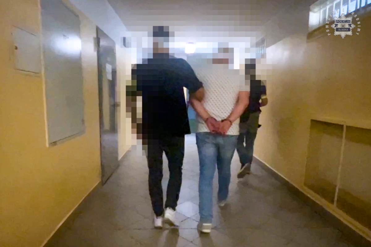 Aktualności TVP3 Katowice (@aktualnoscitvp3) on Twitter photo Zamiast pomagać – handlowali pomocą ‼️
<a href="/PolicjaSlaska/">Policja Śląska 🇵🇱</a> i Prokuratura Europejska rozbiły grupę, która przywłaszczała unijną pomoc żywnościową. Sprawcy fałszowali dokumentację, aby żywność ta, zamiast do beneficjentów, trafiała do sprzedaży w kraju i za granicą. Zatrzymano 6⃣ osób. Zamiast pomagać – handlowali pomocą ‼️
<a href="/PolicjaSlaska/">Policja Śląska 🇵🇱</a> i Prokuratura Europejska rozbiły grupę, która przywłaszczała unijną pomoc żywnościową. Sprawcy fałszowali dokumentację, aby żywność ta, zamiast do beneficjentów, trafiała do sprzedaży w kraju i za granicą. Zatrzymano 6⃣ osób.