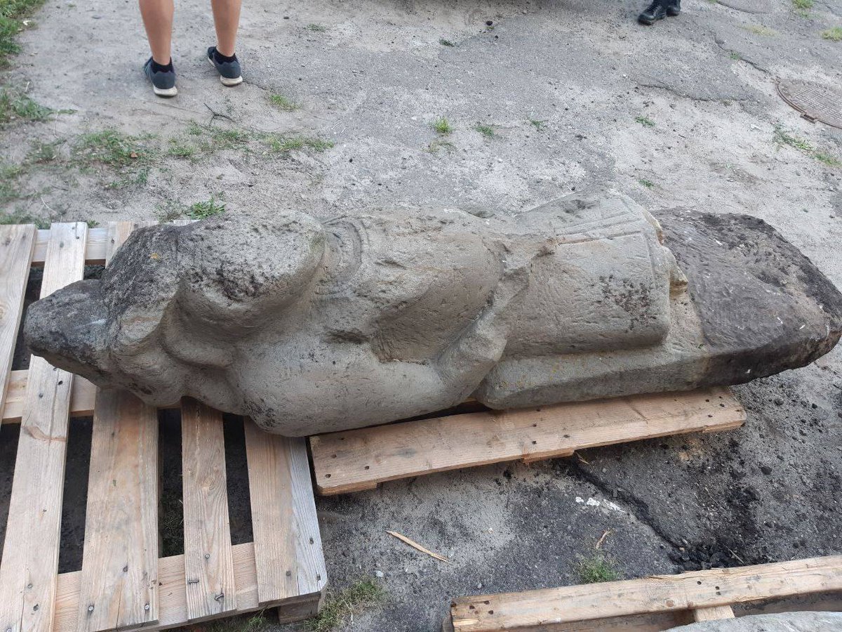 Зі Слов'янської громади було перевезено у Дніпро чергову половецьку жіночу скульптуру 12-13 століття.