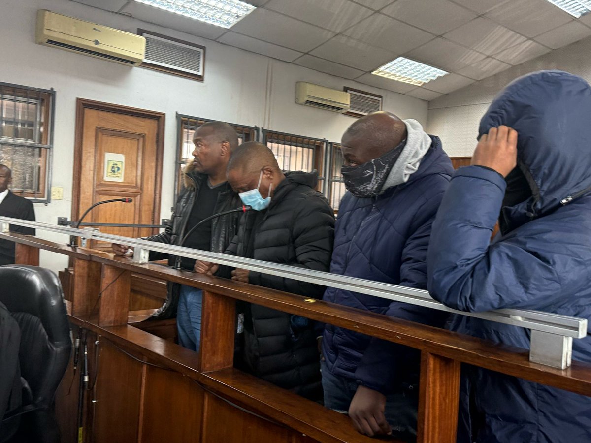 KayaNews's tweet image. JUST IN: The four men arrested in connection with the murder of Oupa Sefoka popularly known DJ Sumbody have been linked to 10 other high profile cases
Police spokesperson Athlenda Mathe says they are also involved in the murder of Vereeniging engineer Armand Swart
Michael…