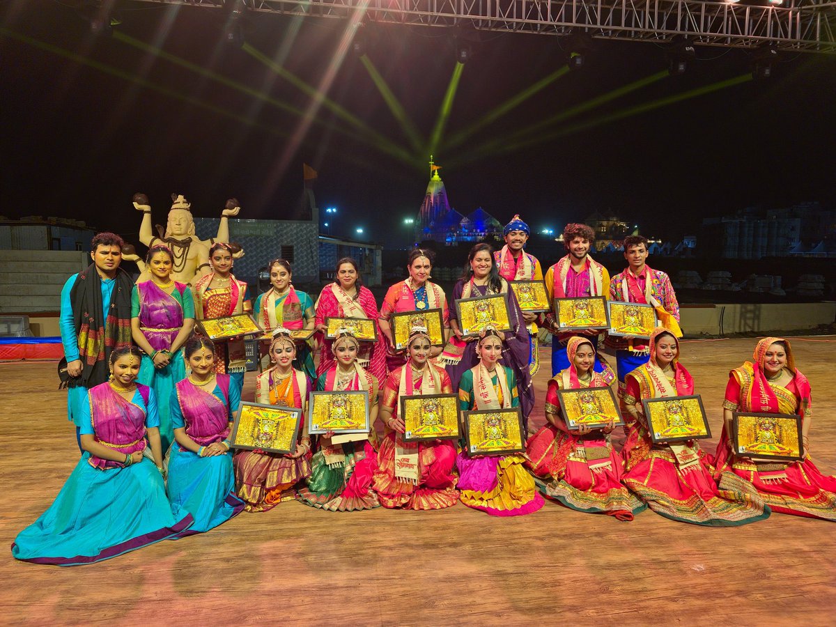 mukeshpatelmla's tweet image. સોમનાથ ખાતે &quot;વંદે સોમનાથ કલા મહોત્સવ&quot; નું બીજું ચરણ સંપન્ન!

વડાપ્રધાન શ્રી @NarendraModi સાહેબના નેતૃત્વમાં, શ્રી સોમનાથ ટ્રસ્ટ, ગુજરાત પ્રવાસન અને IGNCA દ્વારા આ મહોત્સવમાં કલાકારોએ ભરતનાટ્યમ, કથક, હુડો, રાહડા જેવા પરંપરાગત નૃત્યોથી સોમનાથને કલારંગે રંગી દીધું! 

#SomnathTrust…