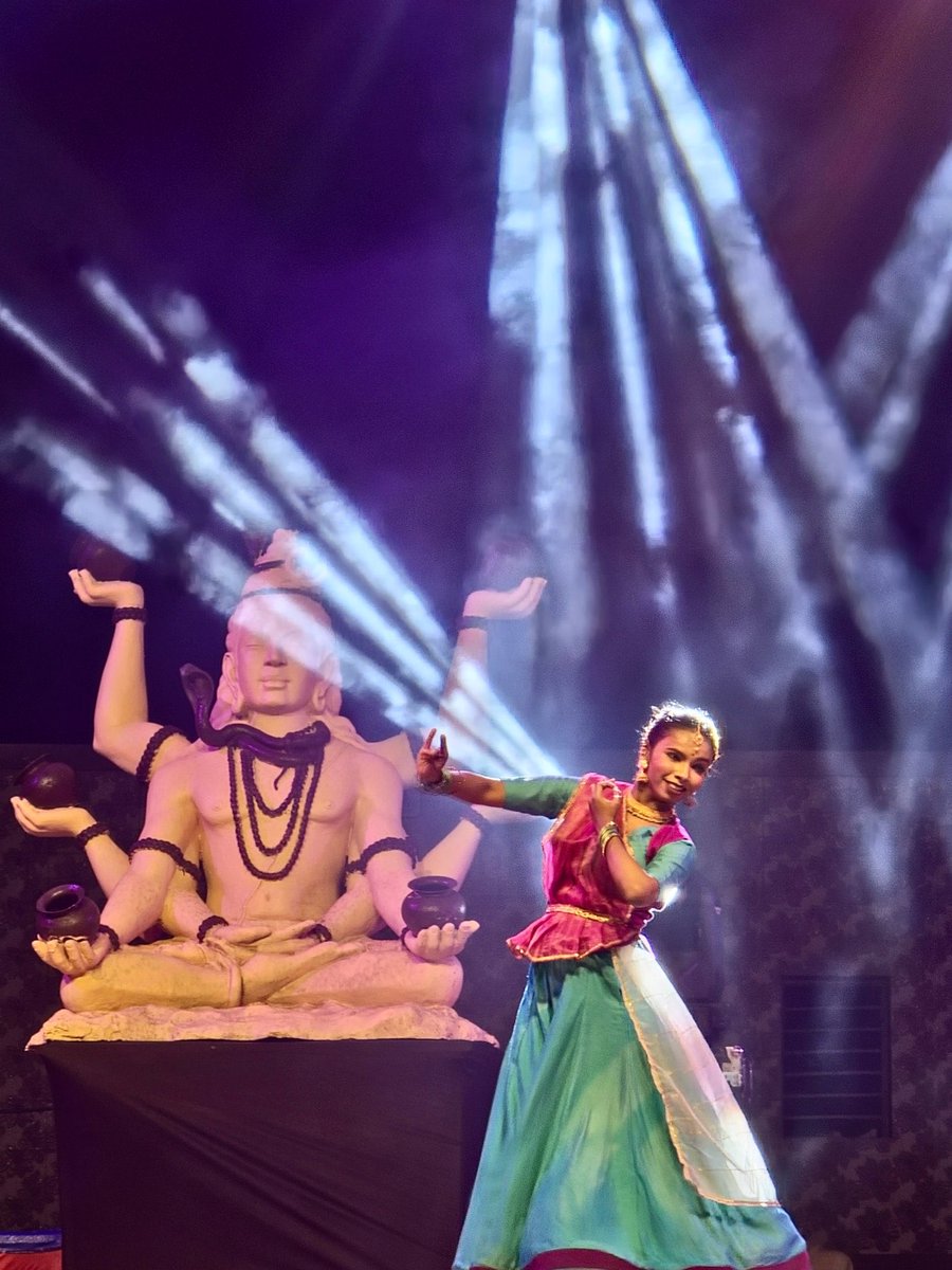 mukeshpatelmla's tweet image. સોમનાથ ખાતે &quot;વંદે સોમનાથ કલા મહોત્સવ&quot; નું બીજું ચરણ સંપન્ન!

વડાપ્રધાન શ્રી @NarendraModi સાહેબના નેતૃત્વમાં, શ્રી સોમનાથ ટ્રસ્ટ, ગુજરાત પ્રવાસન અને IGNCA દ્વારા આ મહોત્સવમાં કલાકારોએ ભરતનાટ્યમ, કથક, હુડો, રાહડા જેવા પરંપરાગત નૃત્યોથી સોમનાથને કલારંગે રંગી દીધું! 

#SomnathTrust…