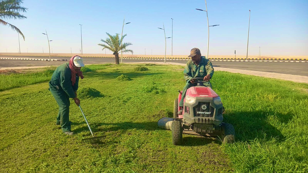 ummkhonsar's tweet image. استمرارًا لأعمال العناية بالبيئة وتحسين المشهد الحضري، نفذت #بلدية_أم_خنصر أعمال قص النجيل وصيانة المسطحات الخضراء في عدد من المواقع، بما يسهم في رفع جودة الحياة وتحسين المظهر العام.
#بلدية_أم_خنصر
#أمانة_منطقة_الحدود_الشمالية