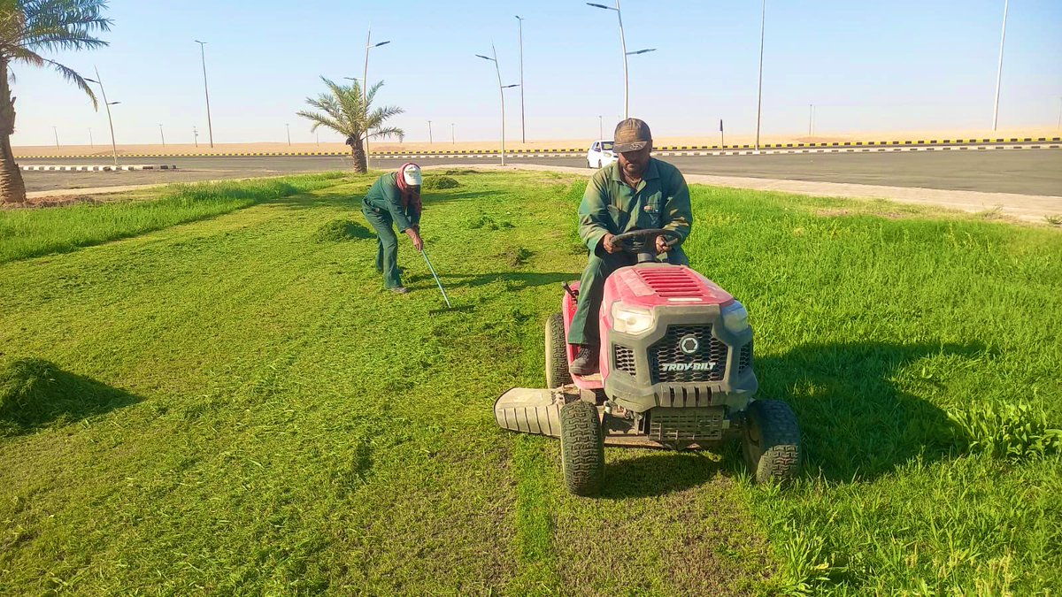 ummkhonsar's tweet image. استمرارًا لأعمال العناية بالبيئة وتحسين المشهد الحضري، نفذت #بلدية_أم_خنصر أعمال قص النجيل وصيانة المسطحات الخضراء في عدد من المواقع، بما يسهم في رفع جودة الحياة وتحسين المظهر العام.
#بلدية_أم_خنصر
#أمانة_منطقة_الحدود_الشمالية