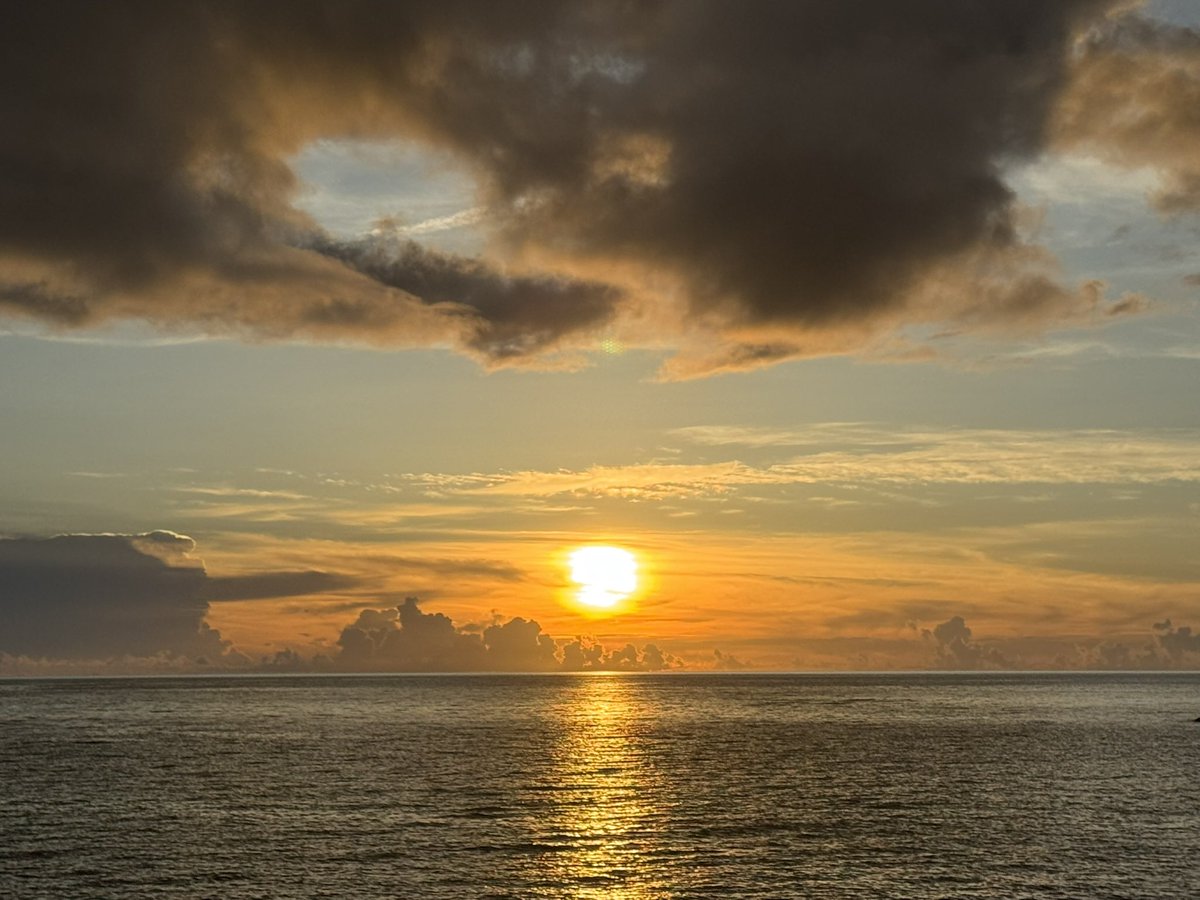 GeepersNFT's tweet image. A person who loves sunsets is called an opacarophile. This term combines the Latin word "opacare," meaning dusk or sunset, and the Greek word "phile," meaning love.
I experienced this amazing sunset on one of my recent trips and wanted to share it with my fellow opacarophiles.…