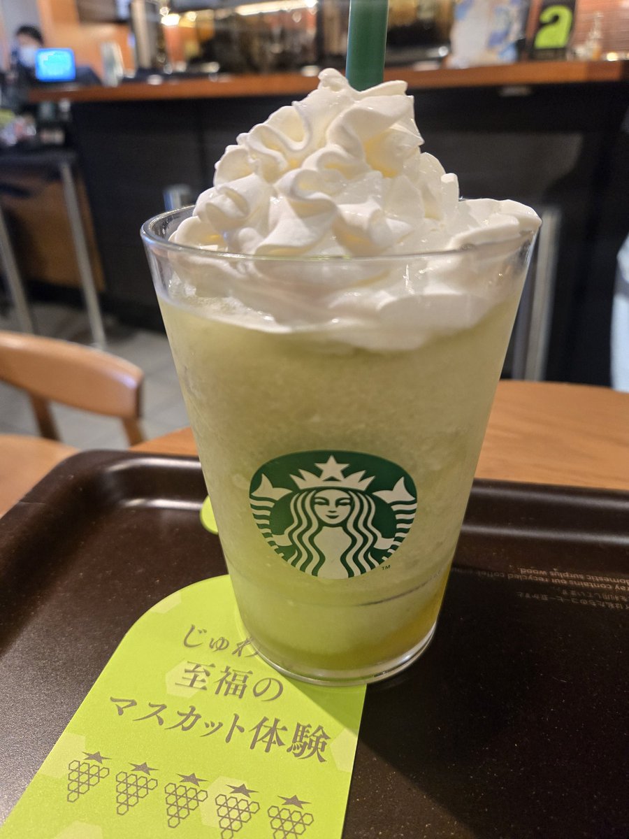 Rii18071118's tweet image. 今日のランチ😋グリーンですね😆
飲みたかった《グランマスカットフラペチーノ》と《根菜チキンサラダラップ》
外暑すぎる…☀️
マスカットのシリーズ美味しい💚