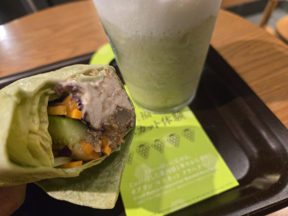 Rii18071118's tweet image. 今日のランチ😋グリーンですね😆
飲みたかった《グランマスカットフラペチーノ》と《根菜チキンサラダラップ》
外暑すぎる…☀️
マスカットのシリーズ美味しい💚