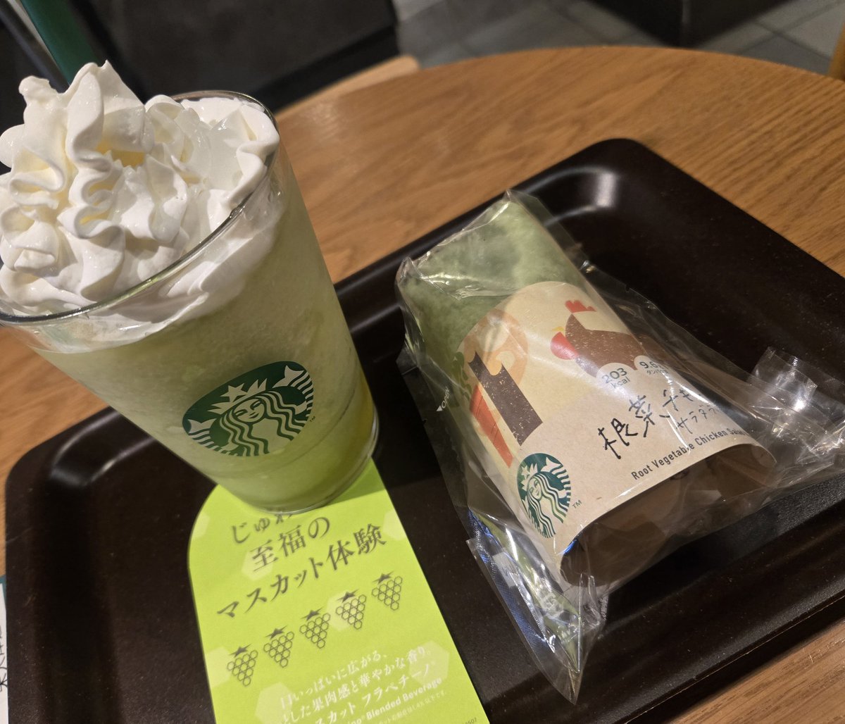 Rii18071118's tweet image. 今日のランチ😋グリーンですね😆
飲みたかった《グランマスカットフラペチーノ》と《根菜チキンサラダラップ》
外暑すぎる…☀️
マスカットのシリーズ美味しい💚