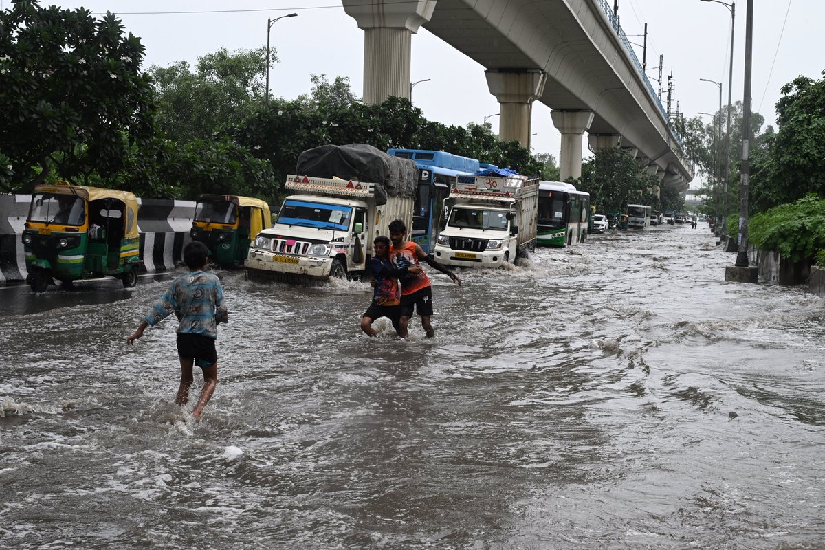 Sushil_Verma9's tweet image. Motorist passing through water logging during heavy spell of monsoon rain at GTK Road in New Delhi on Tuesday @THNewDelhi