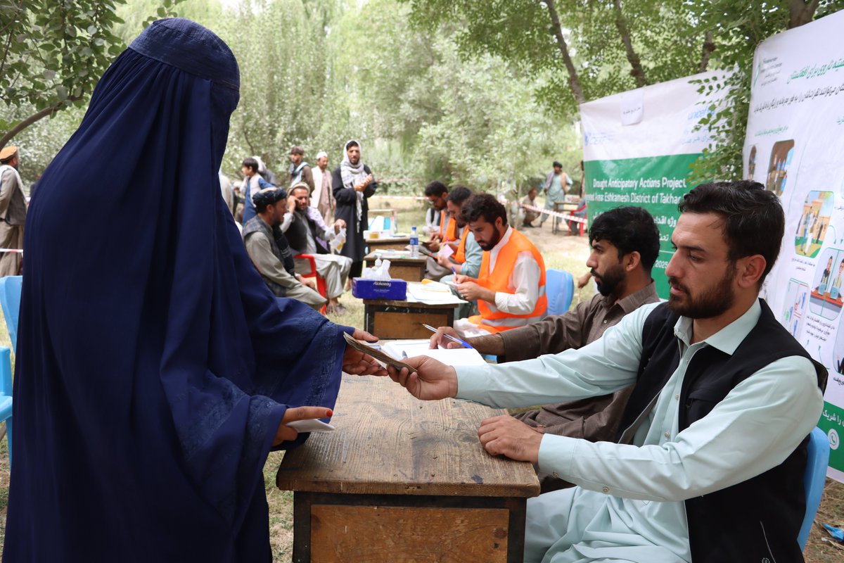 UNICEFAfg's tweet image. Drought is a big challenge for families in #Afghanistan, it severely impacts children's health and well-being.
In partnership with @UNCERF, @UNICEFAfg provided cash assistance to 2,931 drought-affected households to enable them to cope with the impact of severe drought in Takhar