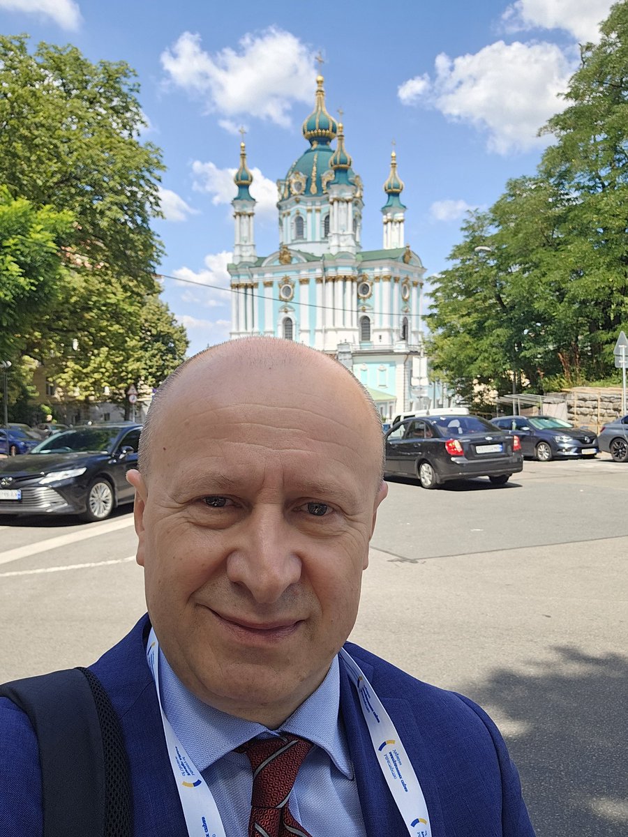 VKhymynets's tweet image. Grüße aus Kyjiw, aus der Ukraine
Ein schöner Sommertag.
Ein gerechter und nachhaltiger Frieden für die Ukraine würde diesem Bild sehr passen. Der Wille und Bereitschaft dafür weiter zu kämpfen sind da.
Deswegen gilt es: #StandWithUkraine