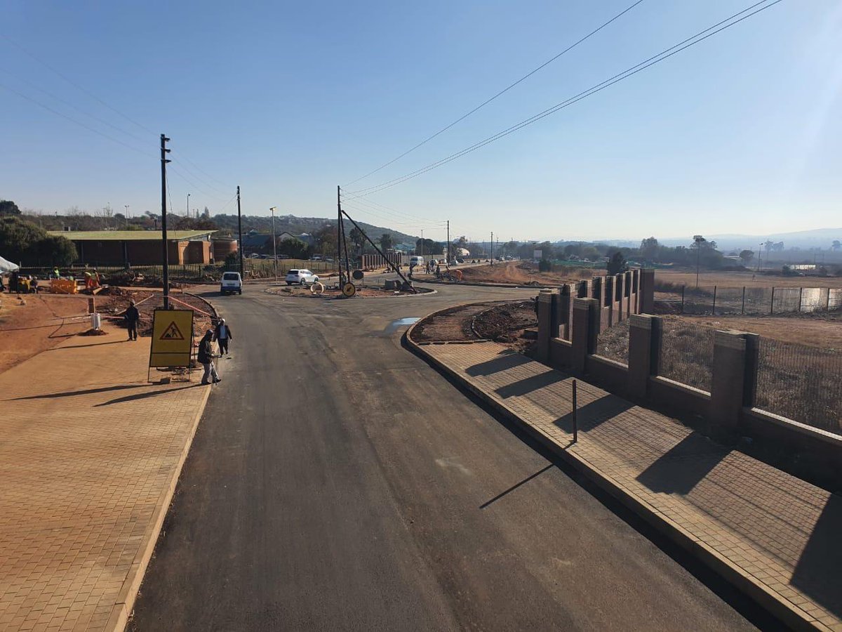 JDA_joburg's tweet image. ✅ Nearing the Finish Line in Orange Farm! 🛣️
The Public Environment Upgrade Project along 16th Street and Moyane Drive is almost complete! 🚧
With major works wrapped up, the final touches are now underway — and road markings are up next to ensure safer, more organised traffic…