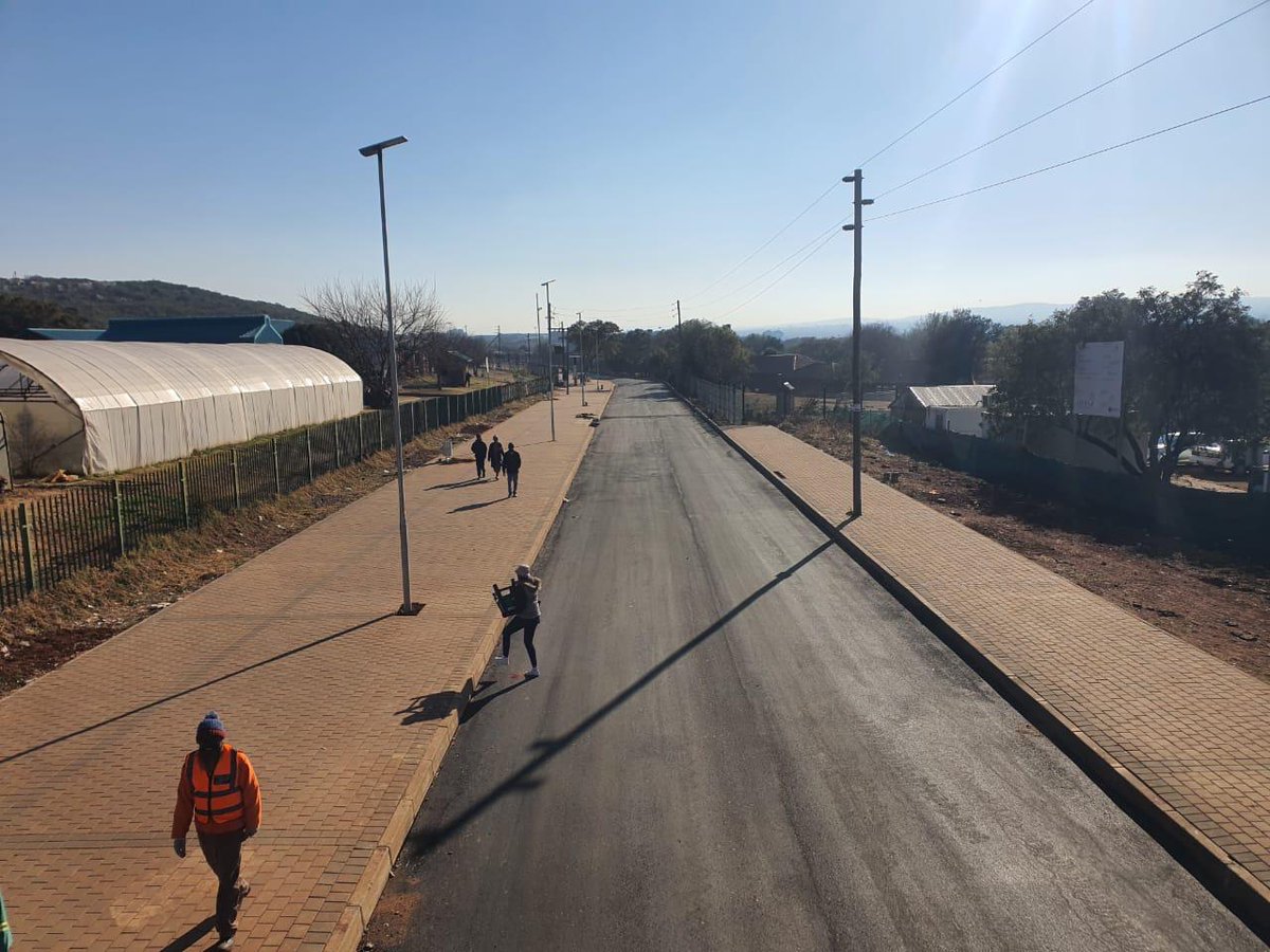 JDA_joburg's tweet image. ✅ Nearing the Finish Line in Orange Farm! 🛣️
The Public Environment Upgrade Project along 16th Street and Moyane Drive is almost complete! 🚧
With major works wrapped up, the final touches are now underway — and road markings are up next to ensure safer, more organised traffic…