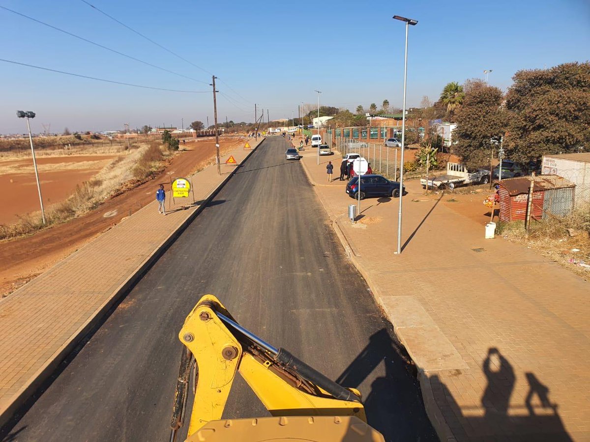 JDA_joburg's tweet image. ✅ Nearing the Finish Line in Orange Farm! 🛣️
The Public Environment Upgrade Project along 16th Street and Moyane Drive is almost complete! 🚧
With major works wrapped up, the final touches are now underway — and road markings are up next to ensure safer, more organised traffic…