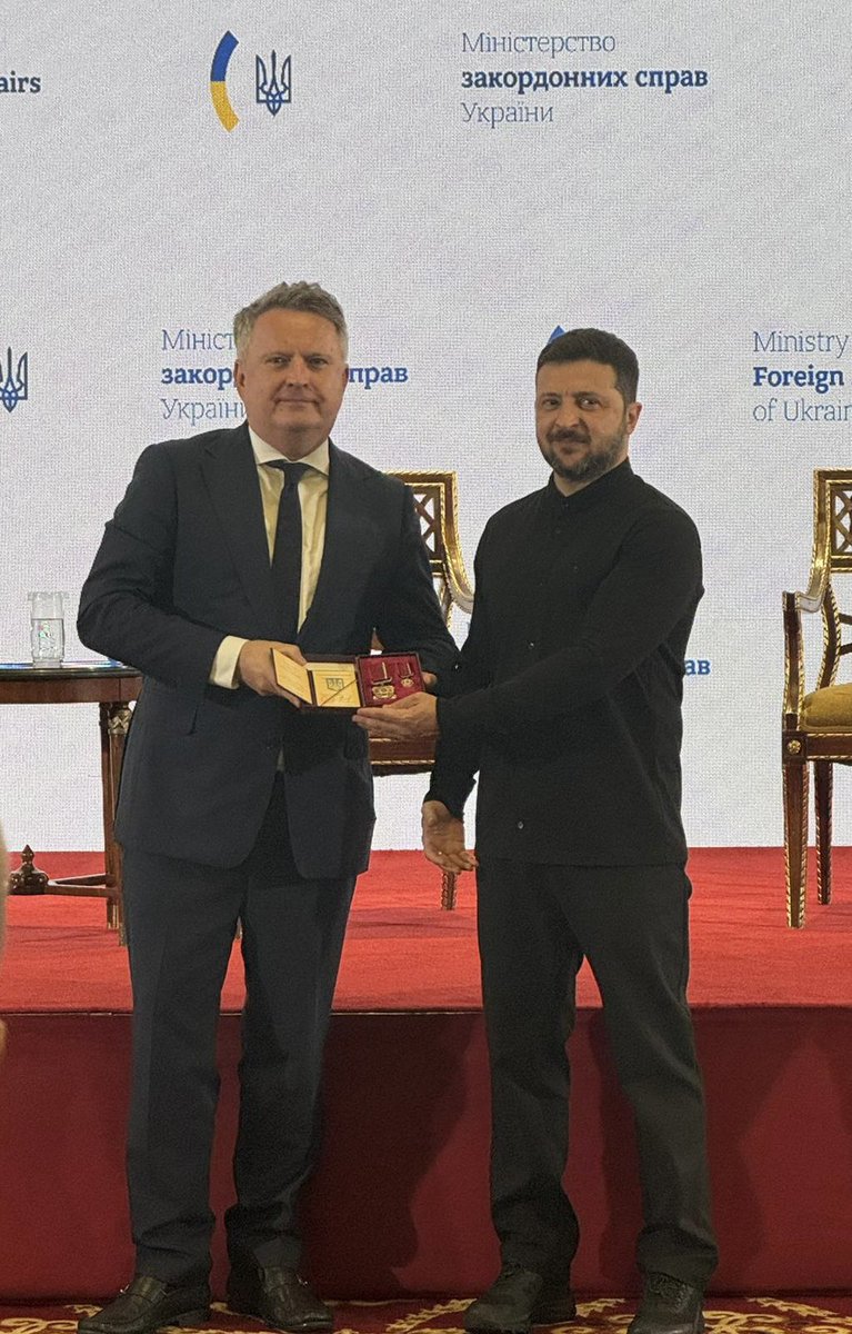 SergiyKyslytsya's tweet image. Велика честь отримати від Президента України @ZelenskyyUa нагороду – орден «За заслуги ІІ ступеня».
Вдячний Міністру @andrii_sybiha та усім колегам за можливість спільно працювати для наближенням нашої перемоги.
Вдячний українським військовим за можливість виборювати…