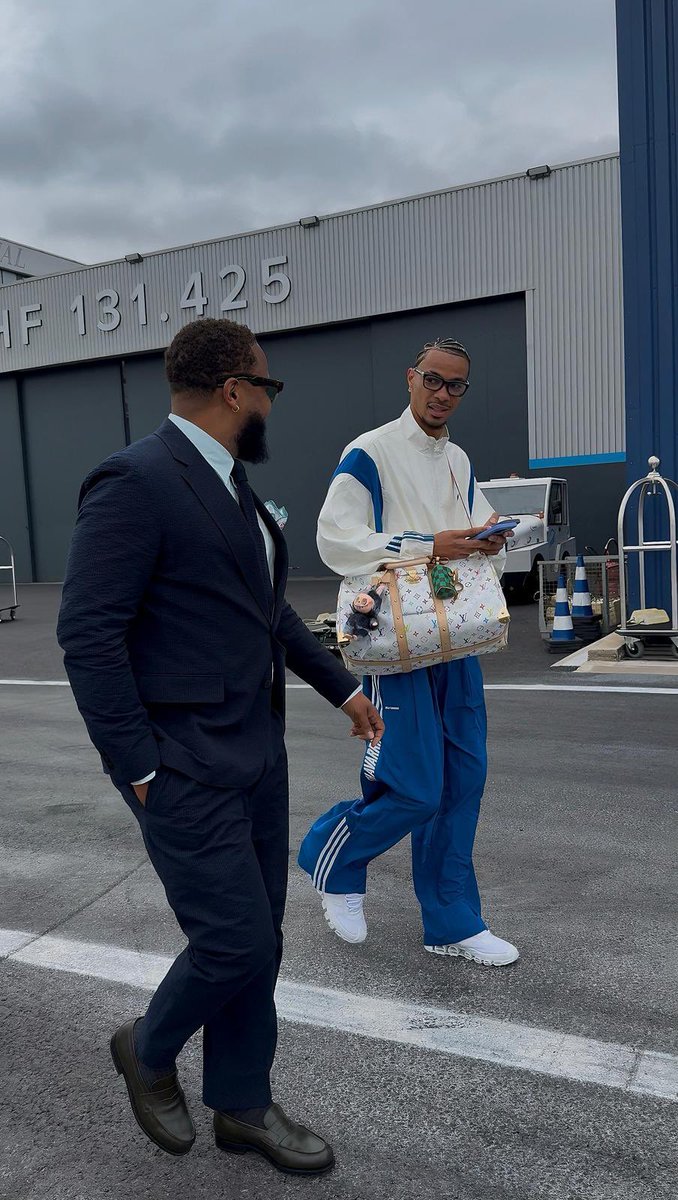 Watch_LFC's tweet image. Ekitike on the way to Liverpool this morning.
He instantly walks into our squad as the most dripped out. The Parisian hypebeast-core fits are going to be a bit much for most fans but it’ll be fun to watch