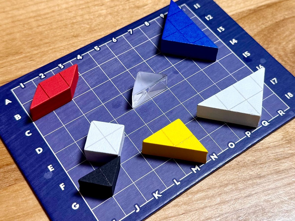 ArclightGames's tweet image. 『オラパ・マイン』の写真を公開!出題者はボードに宝石を配置し、ほかの人は手元の分析シートに宝石の位置と向きを想像しながら記入します。いち早く宝石の場所を当てられた人が勝利!超音波がどこから出てくるか、どんな色をしているかを元に、宝石を探しましょう💎
arclightgames.jp/product/521apj/