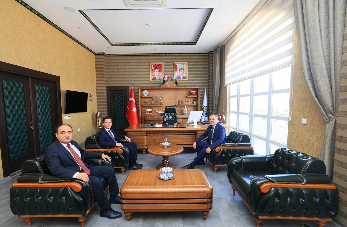 Valimiz Sayın Dr. İdris Akbıyık, Seydikemer Kaymakamı Mustafa Dilekli ile birlikte Seydikemer Belediyesi'ni ziyaret etti.

Seydikemer Belediye Başkanı B. Önder Akdenizli'den yapılan çalışmalar hakkında bilgi alan Valimiz Sayın Dr. İdris Akbıyık planlanan çalışmalar ile altyapı ve