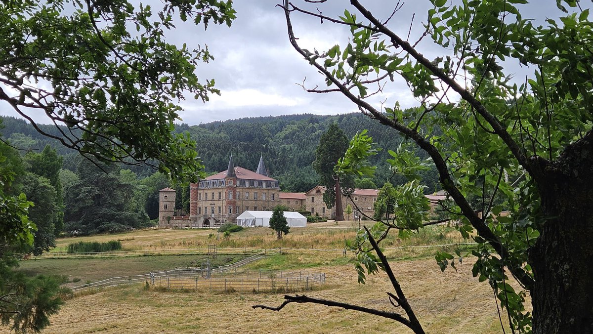 🍀🌳 Petite mise au vert pour l'équipe de la <a href="/FRTP_AuRA/">FRTP Auvergne-Rhône-Alpes</a> au château de Valinches !
📍Marols, Loire 

L’occasion de renforcer la cohésion d’équipe mais aussi d’échanger - en ce qui concerne les travaux publics en Auvergne-Rhône-Alpes - sur le premier semestre 2025, et de poser les