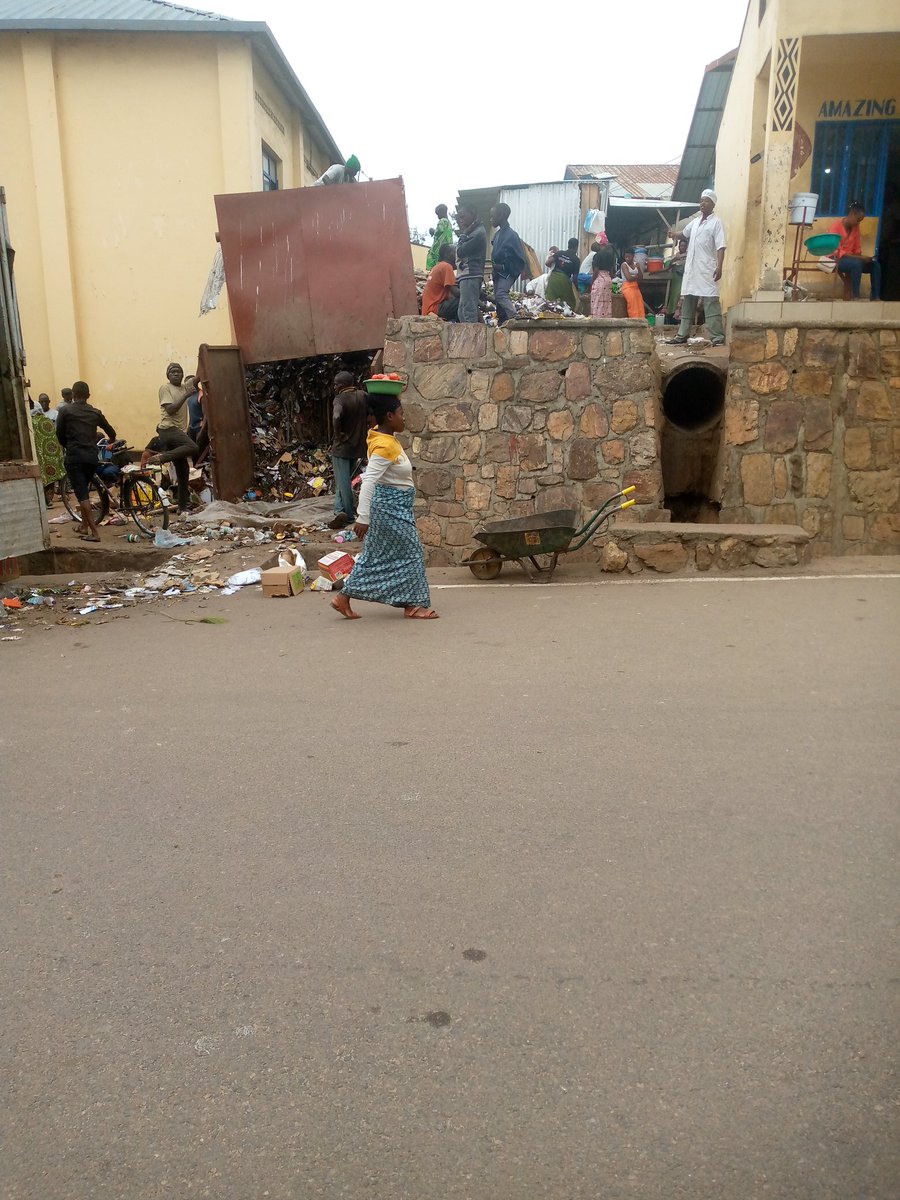 Gatete Muhamoud (@gmuhamoud) on Twitter photo Abakorera mu mujyi wa <a href="/NyanzaDistrict/">Nyanza District</a> bahangayikishijwe n'umunuko w'ibishingwe byaboreye mu marembo y'Isoko, kimwe nibyaheze mu muhanda wahitwa ku mugonzi, barasaba inzego bireba kubafasha haboneke Isuku bavuga ko umwanda ubarembeje. <a href="/RwandaSouth/">Southern Province | Rwanda</a> <a href="/RwandaHealth/">Ministry of Health | Rwanda</a> <a href="/RwandaLocalGov/">Ministry of Local Government | Rwanda</a> Abakorera mu mujyi wa <a href="/NyanzaDistrict/">Nyanza District</a> bahangayikishijwe n'umunuko w'ibishingwe byaboreye mu marembo y'Isoko, kimwe nibyaheze mu muhanda wahitwa ku mugonzi, barasaba inzego bireba kubafasha haboneke Isuku bavuga ko umwanda ubarembeje. <a href="/RwandaSouth/">Southern Province | Rwanda</a> <a href="/RwandaHealth/">Ministry of Health | Rwanda</a> <a href="/RwandaLocalGov/">Ministry of Local Government | Rwanda</a>