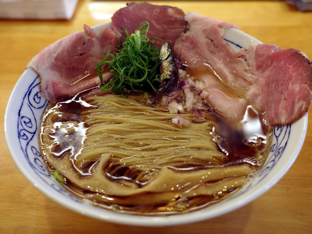 toyotue's tweet image. 麺通処 日加月@にぼ清湯
ベースの煮干出汁に煮干油と昆布・煮干・魚醤を使ったカエシにトッピング煮干が加わり上品な煮干の旨みが存分に堪能できます♪
toyotune.blog107.fc2.com/blog-entry-623…