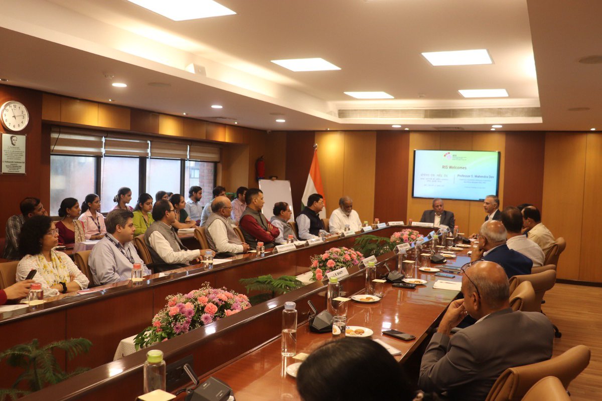 Sachin_Chat's tweet image. Great honour to host Professsor Mahendra Dev, Chairman @EACtoPM at @RIS_NewDelhi for a briefing on RIS work programme @DakshinNews @FIDC_NewDelhi @fisd19