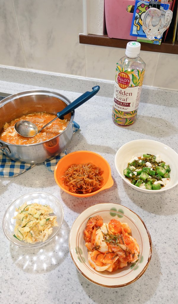 nagatuki2009's tweet image. とりあえず、サブ品作り完了。
(カレーポテサラ、ゆで卵のキムチ和え、オクラとめかぶと崩し豆腐の和物、生姜と人参のきんぴら、ほぐしササミと刻み葱のキムチスープ)
今日のメインは頂き物の冷凍餃子なので、旦那が帰宅したら焼くぞぇ〜🥟