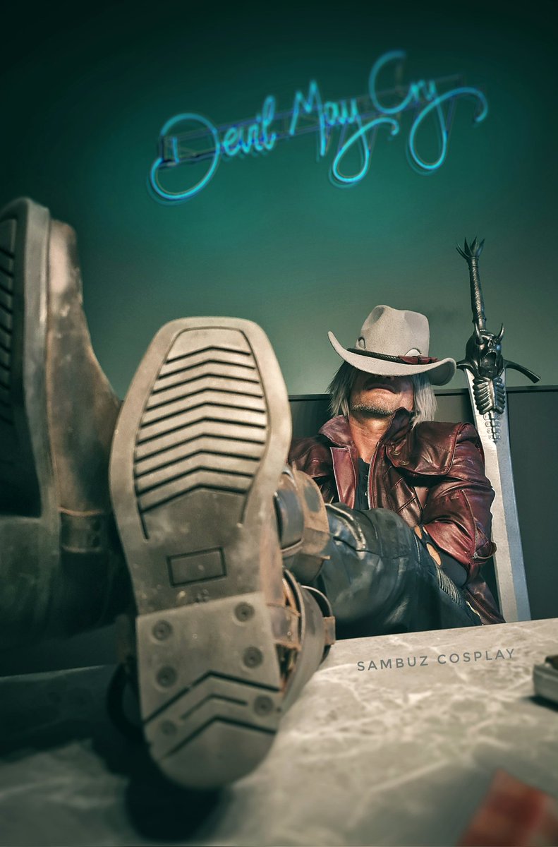I'm ready to go back to work🗡
✨️A rock collaboration is on the way.✨️

⚠️Fakesword⚠️
#DMC5 #DANTE #devilmaycry #cosplay #rebellion #DrFaust #jackpot