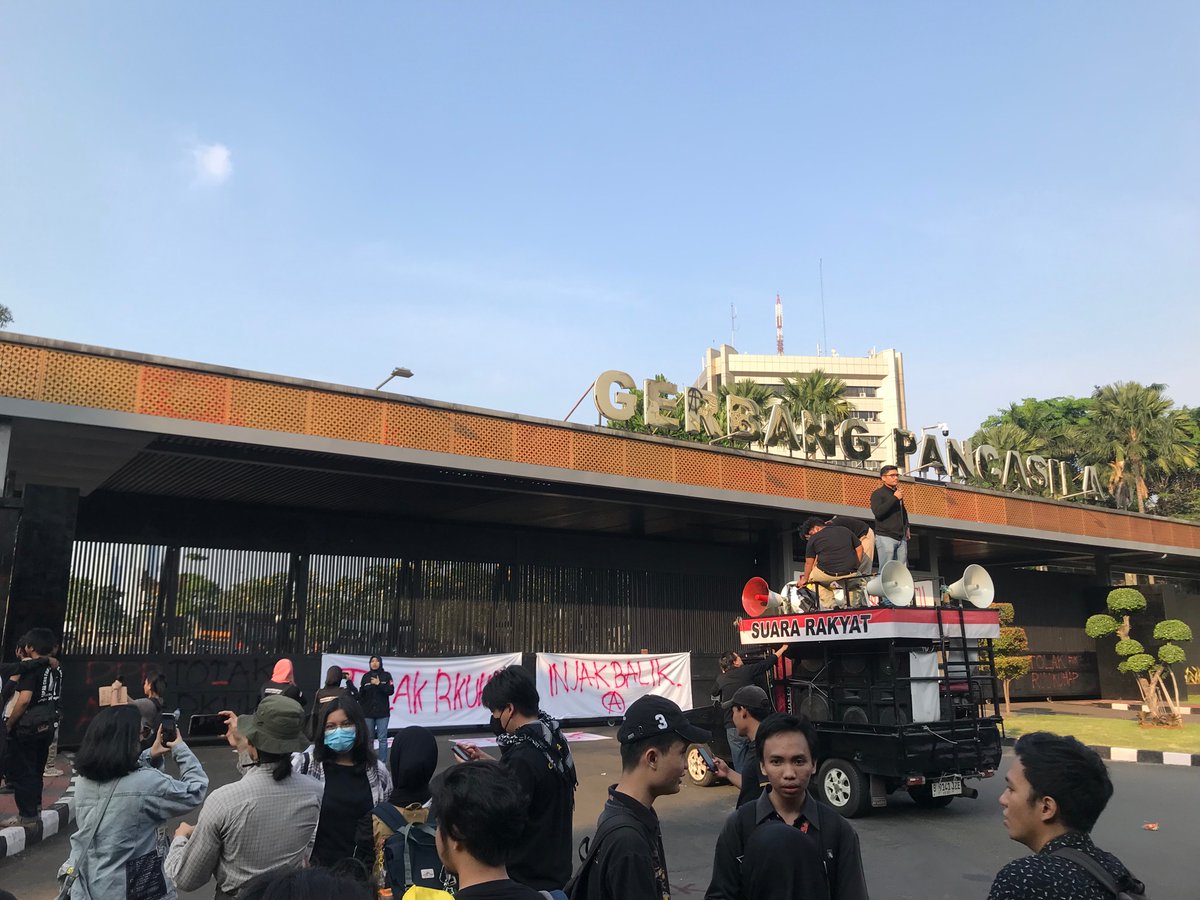 Bareng Warga - #IndonesiaGelap (@barengwarga) on Twitter photo hari ini rakyat pulang ke rumah rakyat (kalo gedung DPR masih punya rakyat) kita bawa aspirasi yg harus kalian dengar.
ga usah pencitraan lagi di sosmed kaya kemarin yg katanya mau keluar tpi nyatanya ga keluar <a href="/habiburokhman/">HabiburokhmanJktTimur</a>
#TolakRKUHAP #RKUHAPLaluDitangkap hari ini rakyat pulang ke rumah rakyat (kalo gedung DPR masih punya rakyat) kita bawa aspirasi yg harus kalian dengar.
ga usah pencitraan lagi di sosmed kaya kemarin yg katanya mau keluar tpi nyatanya ga keluar <a href="/habiburokhman/">HabiburokhmanJktTimur</a>
#TolakRKUHAP #RKUHAPLaluDitangkap