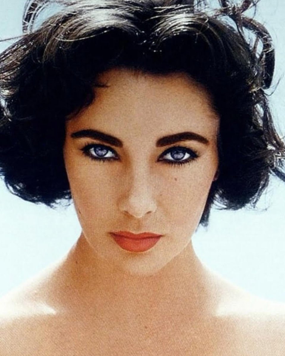 TheStingisBack's tweet image. Elizabeth Taylor suffered from distichiasis. This disorder gave her a double row of eyelashes. The condition benefited Taylor by giving her naturally striking eyes, even without make-up. Distichiasis helped Elizabeth become one of the most beautiful women in Hollywood.