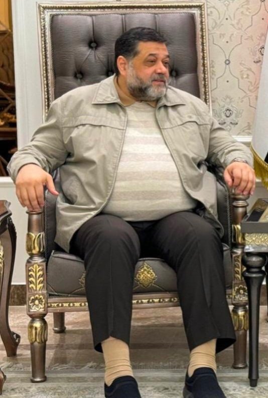 أيُ عدلٍ هذا؟!

الأبطال الحقيقيون لـ طوفان الأقصى يتساقطون جوعًا في الشوارع، ينهشهم الجوع وتحاصرهم النكبة،
في حين يتقدم للتفاوض باسمهم من يكاد ينفجر من التُخمة، مُترف في مأكله ومشربه، لم يذق طعم الحصار يومًا!!
أي وقاحة هذه أن يتكلم  هذا باسم الصامدين من لم تطأ قدمه ميادينهم؟!