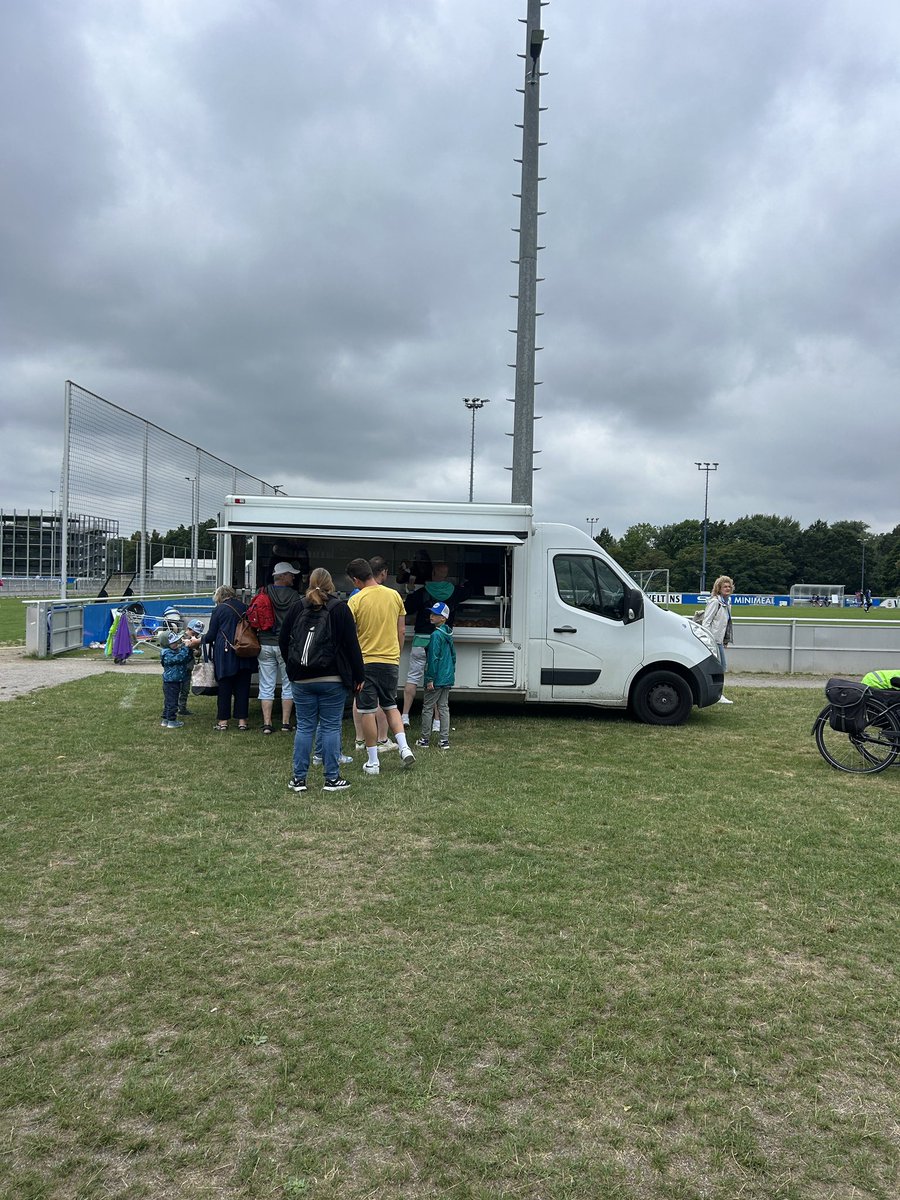 Sky_Dirk's tweet image. #Schalke - kurzer Einwurf, da ich ja auch gerne mal meckere: Ich finds super, dass der #S04 für die Ferien extra für Verpflegung und Toiletten am Trainingsplatz gesorgt hat!