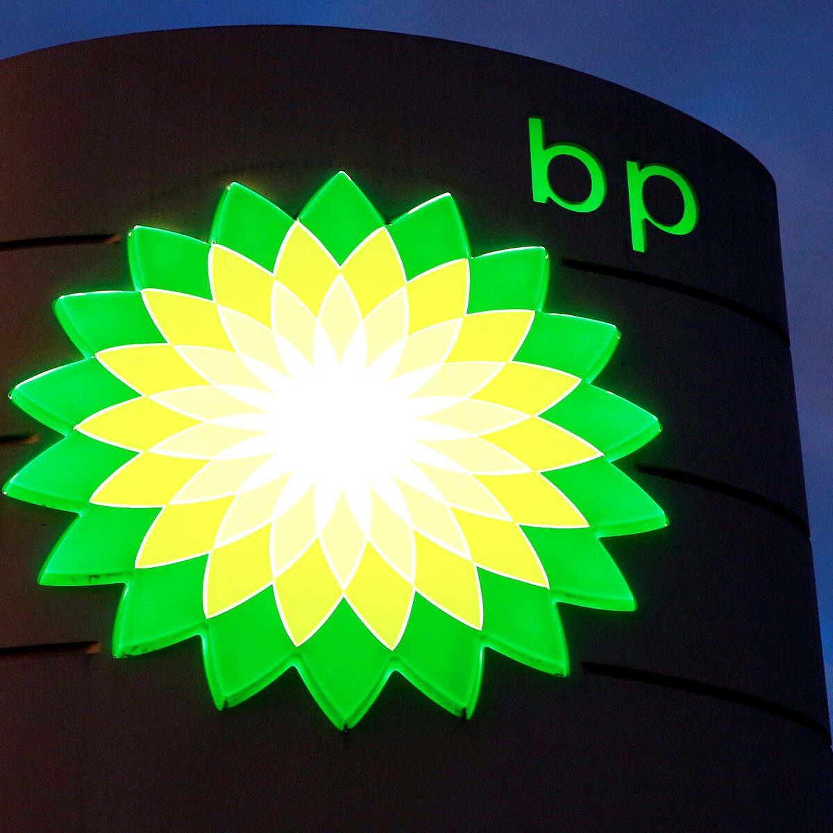 BuzinessX's tweet image. BP HAS A NEW CHAIRMAN
BP has appointed Albert Manifold, former CRH CEO, as its new chairman in a bold move to win back investor trust.
Though he lacks oil industry experience, Manifold’s success in reshaping CRH impressed BP’s board, with his appointment set for October. He…