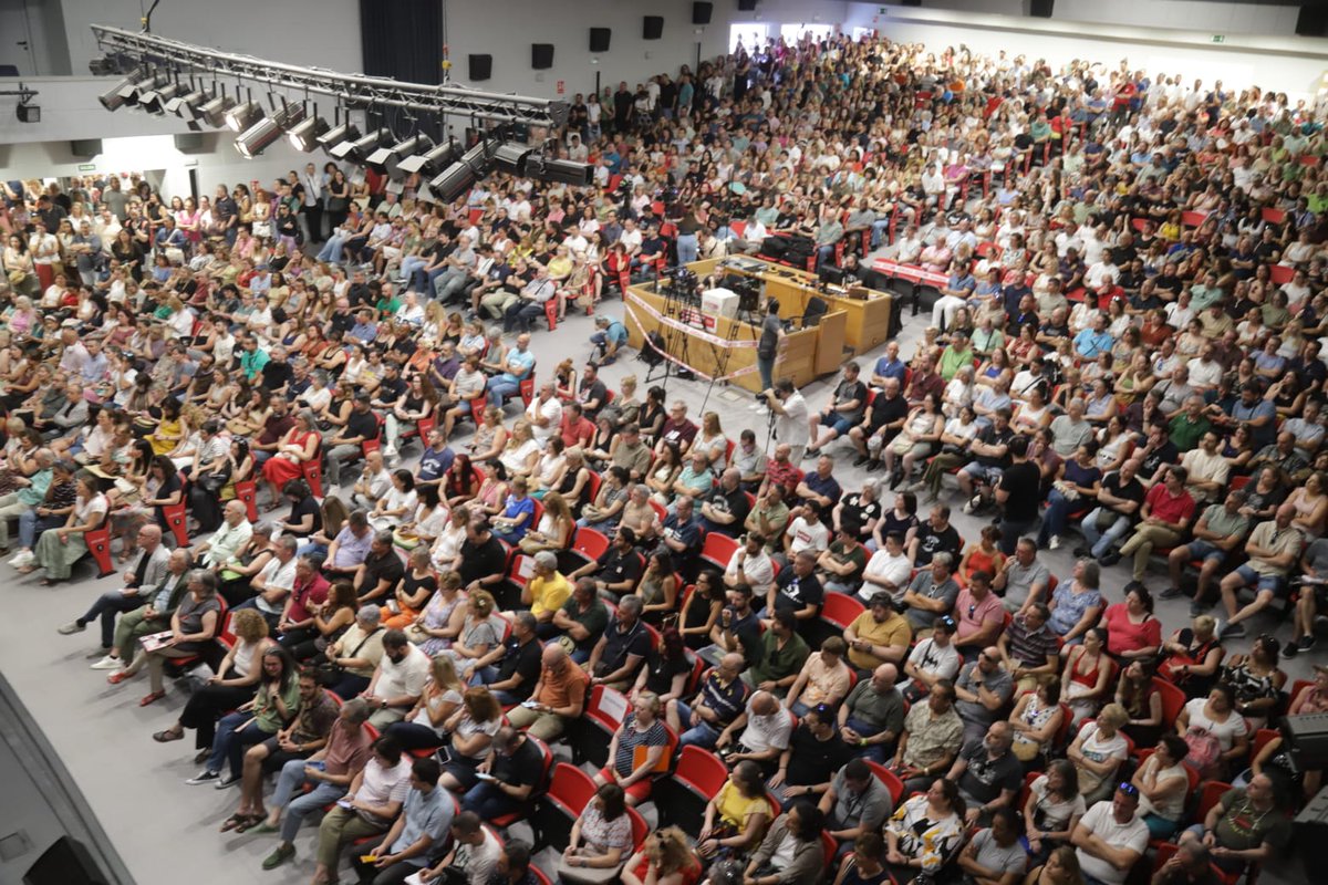 CCOO de Madrid (@ccoomadrid) on Twitter photo La secretaria general de #CCOOMadrid, <a href="/palomalopezB/">Paloma López</a>, inicia la multitudinaria asamblea con un discurso contundente, haciendo hincapié en los beneficios y el impacto relevante que tiene la reducción de la jornada laboral:
"La reducción de tiempo de trabajo es una lucha contra la La secretaria general de #CCOOMadrid, <a href="/palomalopezB/">Paloma López</a>, inicia la multitudinaria asamblea con un discurso contundente, haciendo hincapié en los beneficios y el impacto relevante que tiene la reducción de la jornada laboral:
"La reducción de tiempo de trabajo es una lucha contra la