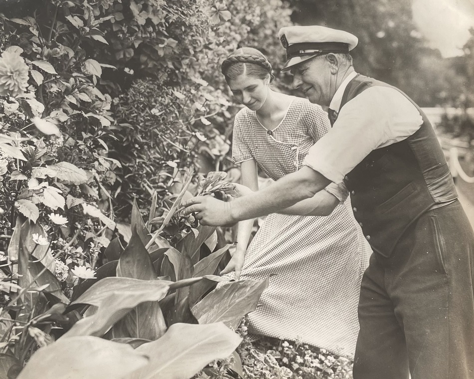 BerksArchives's tweet image. Have you visited Our River Thames exhibition yet? There is a section about Ted Light, the lock keeper at Sonning, 1912-1946. We had too much material to fit into the exhibition so we&apos;ve written a blog about his life and time in Sonning. Read it here: royalberkshirearchives.org.uk/news/article/t…