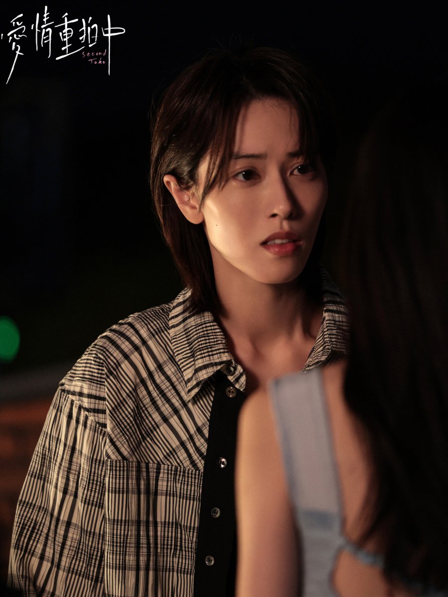 thel_app's tweet image. 📸 EP05 Sneak Peek
Even the cold-faced director has a vulnerable side—
What could’ve made both of them look like that? 👀
Don’t miss tomorrow’s episode, where emotions run high on both sides of the camera.
#SecondTake #GLSeries #SapphicDrama #theLoriginal #WlwStory #LesbianSeries