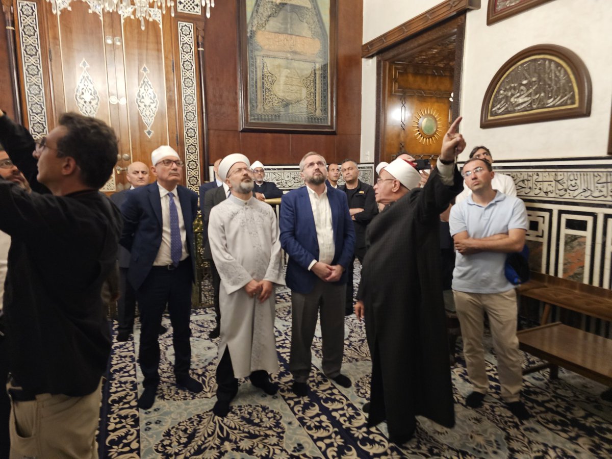 TurkishCairoAmb's tweet image. Together with our esteemed President of Religious Affairs, we visited the Hz. Huseyin  Mosque and the shrine of Hz Huseyin, and saw the sacred relics.