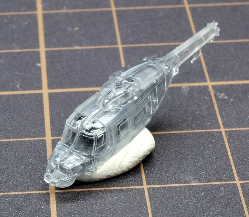 Tobiiro2's tweet image. 艦載ヘリ 1
①無塗装の窓表現に挑戦するため、別売の6機入りを買って失敗に備える。
②内部のガラス部以外をグレーに塗装。
③床や操縦席が必要か検証した結果、不要と判断し左右を接着。
④テールブームのように透明の塊になる部分が透けないよう、外側から銀を筆塗り。