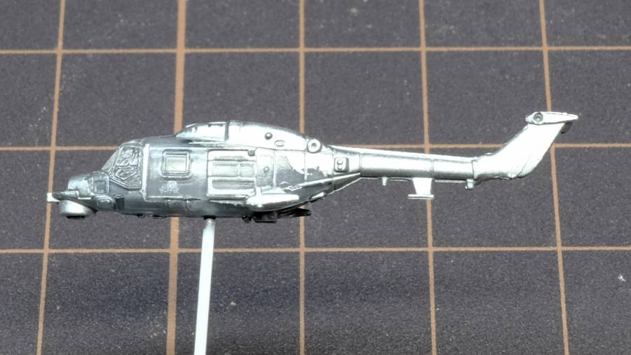 Tobiiro2's tweet image. 艦載ヘリ 1
①無塗装の窓表現に挑戦するため、別売の6機入りを買って失敗に備える。
②内部のガラス部以外をグレーに塗装。
③床や操縦席が必要か検証した結果、不要と判断し左右を接着。
④テールブームのように透明の塊になる部分が透けないよう、外側から銀を筆塗り。