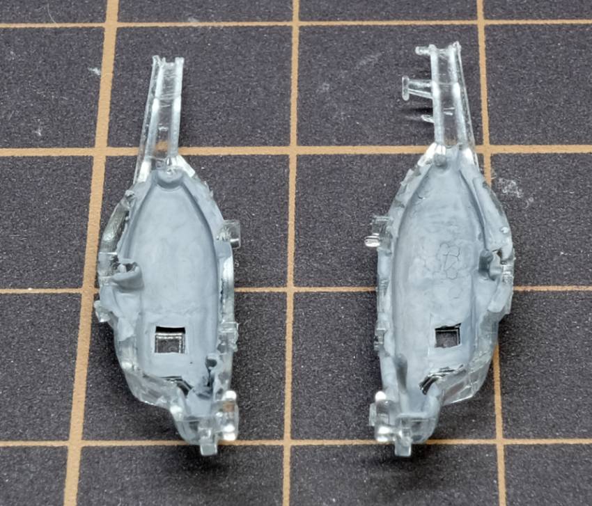 Tobiiro2's tweet image. 艦載ヘリ 1
①無塗装の窓表現に挑戦するため、別売の6機入りを買って失敗に備える。
②内部のガラス部以外をグレーに塗装。
③床や操縦席が必要か検証した結果、不要と判断し左右を接着。
④テールブームのように透明の塊になる部分が透けないよう、外側から銀を筆塗り。