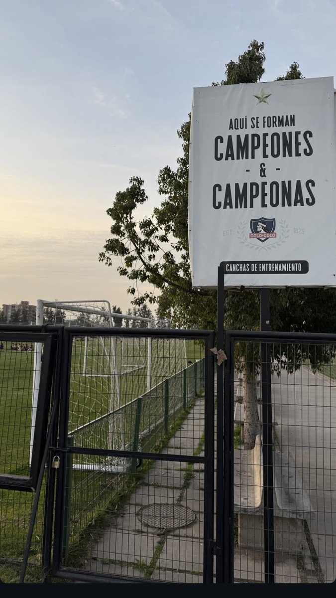 realvalladolid's tweet photo. ¿Cómo no se van a formar campeones y campeonas en pleno Santiago de Chile bajo la mirada de los Andes? https://t.co/yeMlIlWhBl