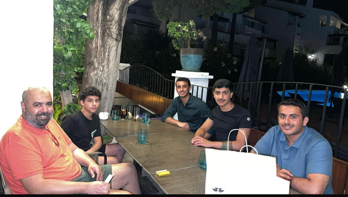 أخي و عشيري الشيخ خالد فهد الاحمد و ابنه احمد مع ابني خالد ومحمد و جابر السهو امس ع العشاء في ماربيا باسبانيا