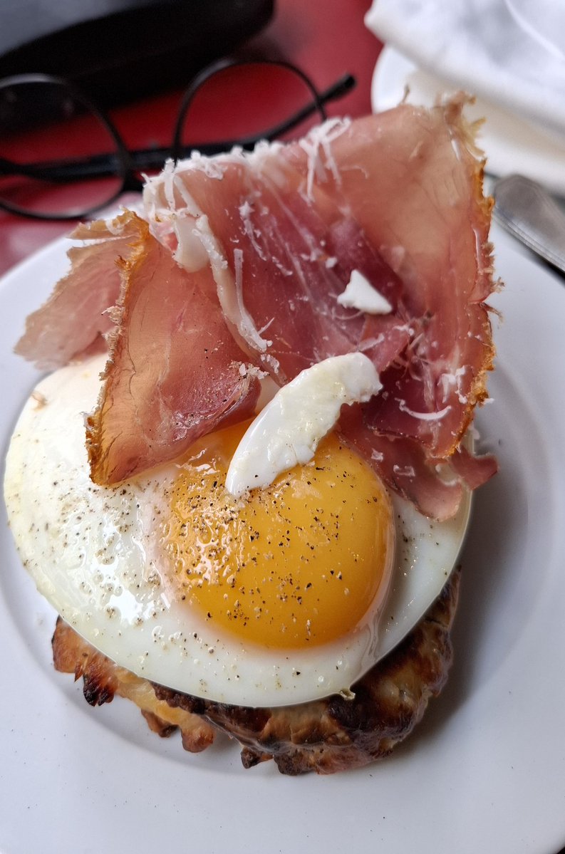 ArthurDDent's tweet image. Petit-déjeuner, freshly sliced ham 😋
