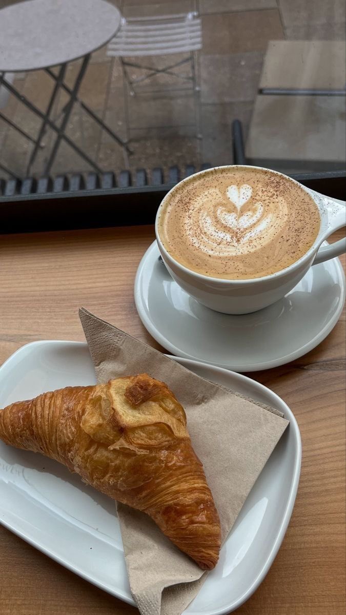 Brontelouise_'s tweet photo. coffee always tastes better when it's not paid for with ur own money ☕ https://t.co/SqtMq4h4r8